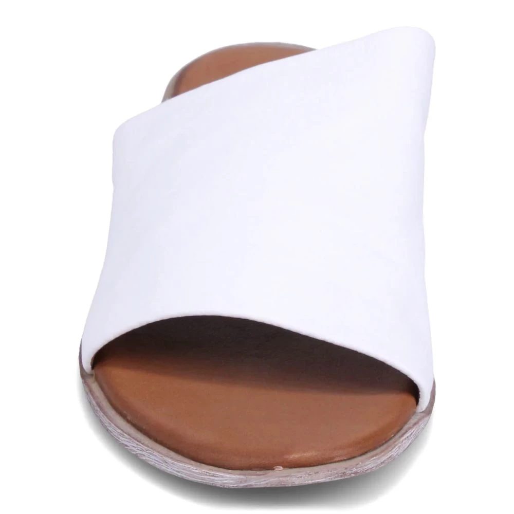 Bueno Women's Yanni Sandal In White - Image 3